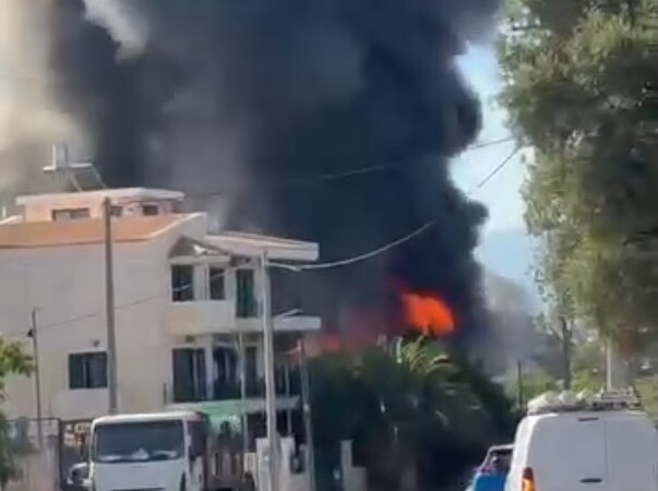 Μεγάλη φωτιά σε κατάστημα με ανταλλακτικά στο Μενίδι: Πυκνοί καπνοί και κλειστοί δρόμοι στην περιοχή
