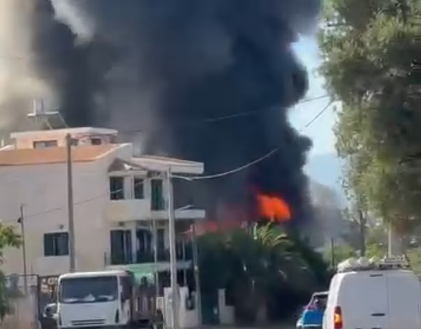 Μεγάλη φωτιά σε κατάστημα με ανταλλακτικά στο Μενίδι: Πυκνοί καπνοί και κλειστοί δρόμοι στην περιοχή - newstok.gr