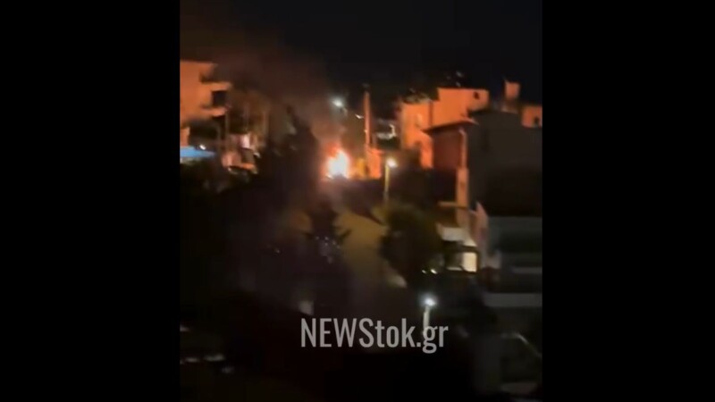 Πανόραμα Βούλας: Φλεγόμενο όχημα κατέβαινε ανεξέλεγκτο την οδό Δωδώνης μέσα στη νύχτα