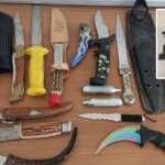 Έρευνα για ενδοοικογενειακή βία στη Νέα Ερυθραία αποκάλυψε ολόκληρο οπλοστάσιο και δεκάδες χιλιάδες ευρώ.