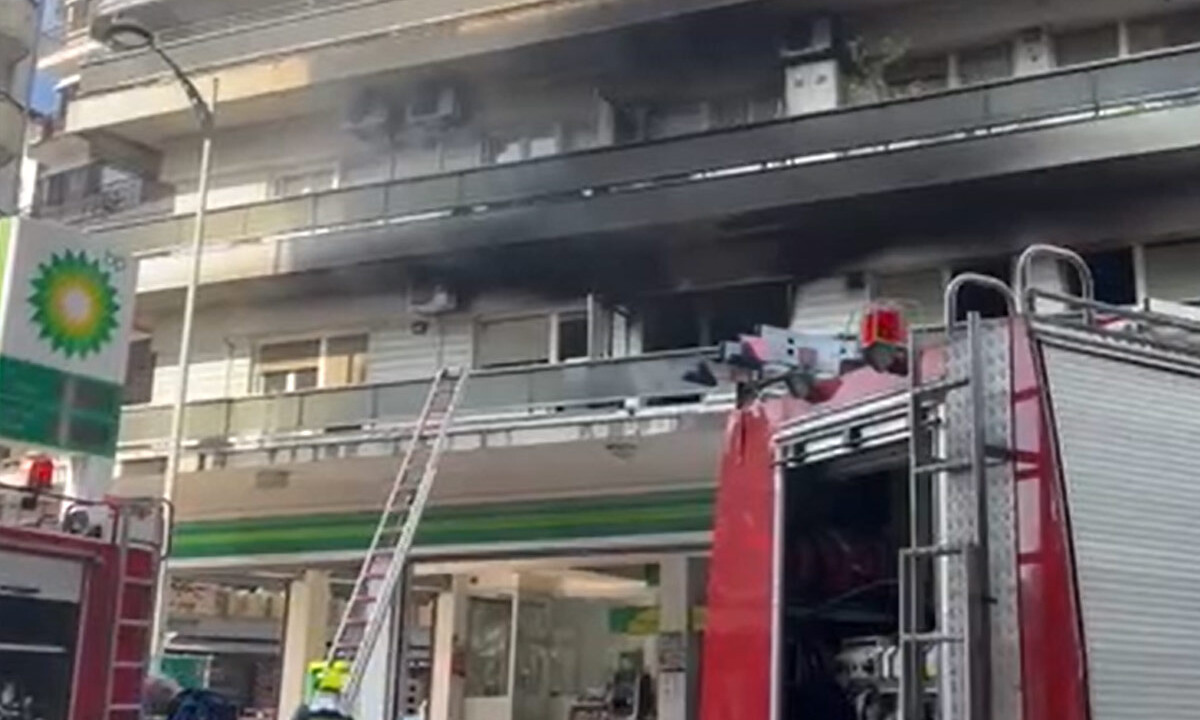 Φωτιά σε διαμέρισμα στη Θεσσαλονίκη: Απεγκλωβίστηκαν 2 άτομα