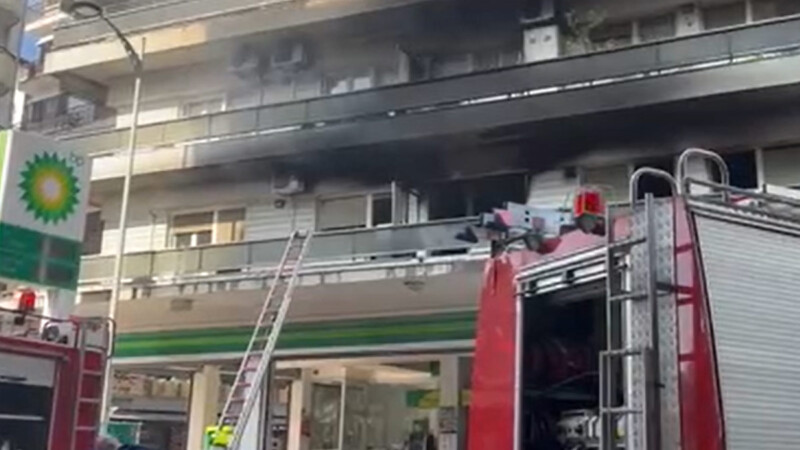 Φωτιά σε διαμέρισμα στη Θεσσαλονίκη: Απεγκλωβίστηκαν 2 άτομα