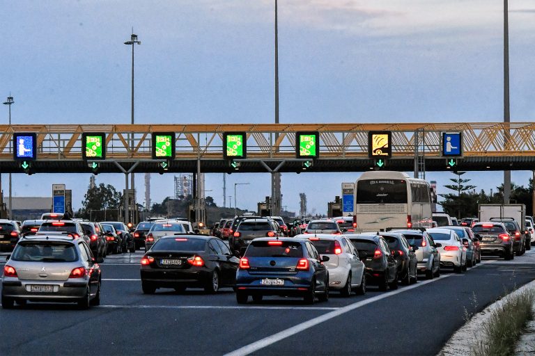 Τροχαίο στα Μέγαρα: Μποτιλιάρισμα στην επιστροφή των εκδρομέων