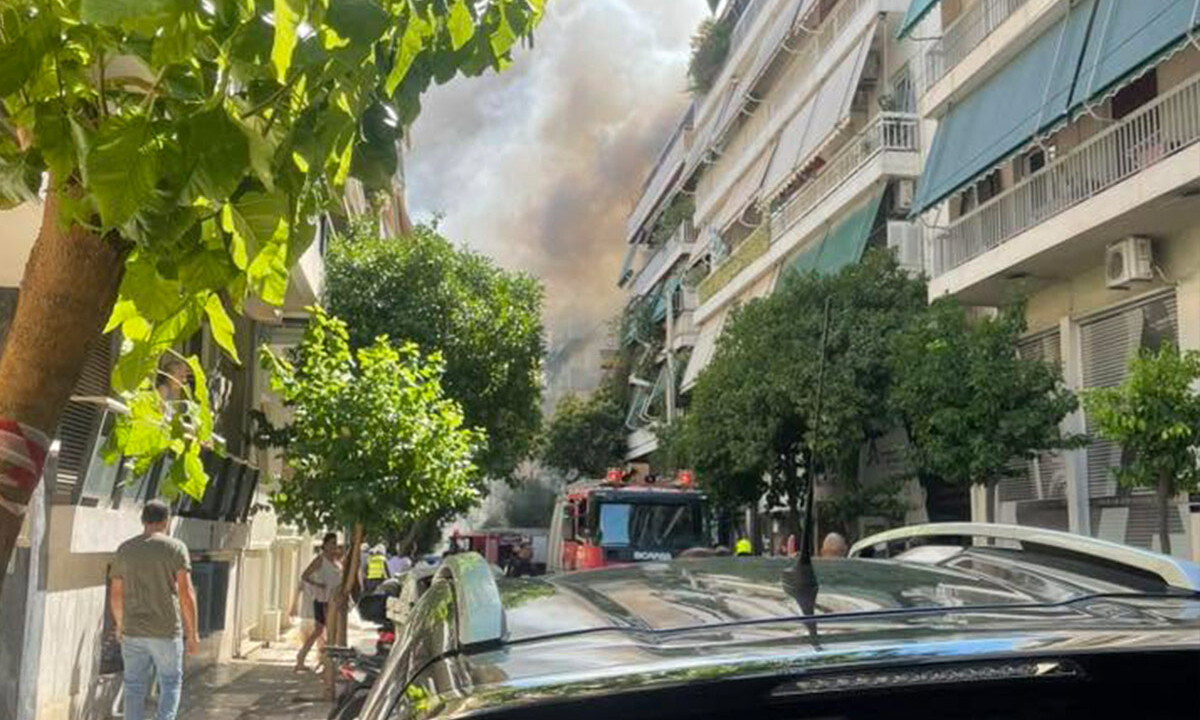 Μοτοσικλετιστής έσωσε γιαγιά από τις φλόγες στην Καλλιθέα: Συγκλονιστικές στιγμές στην οδό Αγίων Πάντων