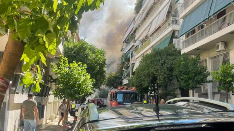 Μοτοσικλετιστής έσωσε γιαγιά από τις φλόγες στην Καλλιθέα: Συγκλονιστικές στιγμές στην οδό Αγίων Πάντων