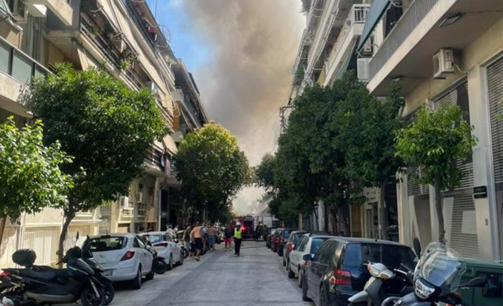 Μοτοσικλετιστής έσωσε γιαγιά από τις φλόγες στην Καλλιθέα: Συγκλονιστικές στιγμές στην οδό Αγίων Πάντων