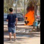Άγιο είχε ο διανομέας στη Γλυφάδα! Μηχανάκι τυλίχτηκε ξαφνικά στις φλόγες στη μέση του δρόμου