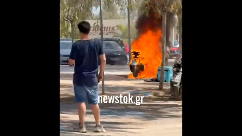 Άγιο είχε ο διανομέας στη Γλυφάδα! Μηχανάκι τυλίχτηκε ξαφνικά στις φλόγες στη μέση του δρόμου
