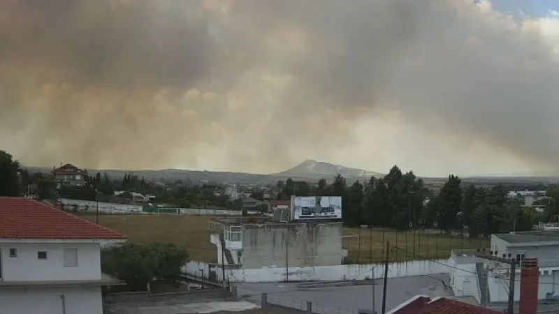 Τραγικός απολογισμός στη φωτιά στο Δερβένι Ωραιοκάστρου: Εντοπίστηκε σορός, στο νοσοκομείο γυναίκα με εγκαύματα