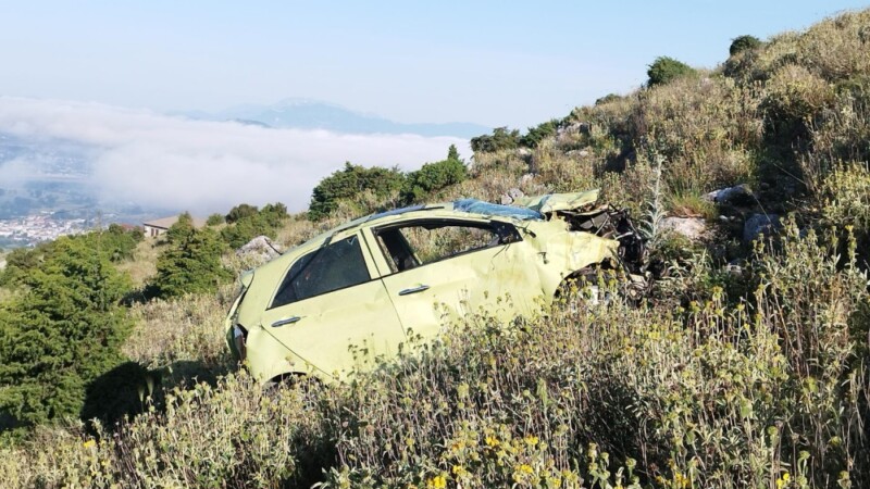 Πτώση αυτοκινήτου σε γκρεμό στα Ιωάννινα: Διασώθηκε 21χρονος οδηγός