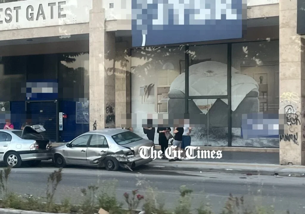 Σοβαρό τροχαίο στην Θεσσαλονίκη: Αυτοκίνητο έπεσε πάνω σε παρκαρισμένα και τούμπαρε
