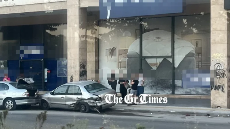 Σοβαρό τροχαίο στην Θεσσαλονίκη: Αυτοκίνητο έπεσε πάνω σε παρκαρισμένα και τούμπαρε