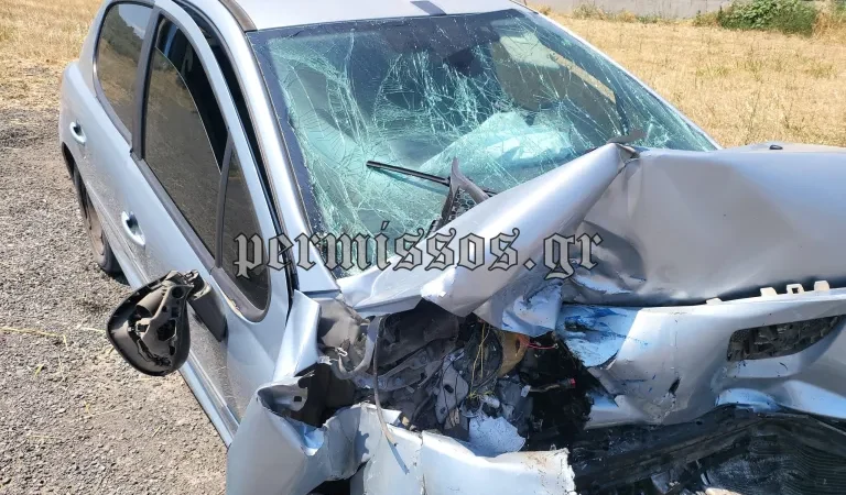 Σφοδρή σύγκρουση ΙΧ με φορτηγό έξω από τη Θήβα: Κρίσιμες ώρες για τον έναν επιβάτη