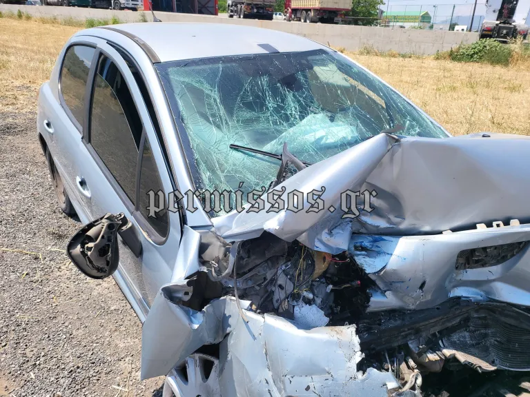 Σφοδρή σύγκρουση ΙΧ με φορτηγό έξω από τη Θήβα: Κρίσιμες ώρες για τον έναν επιβάτη