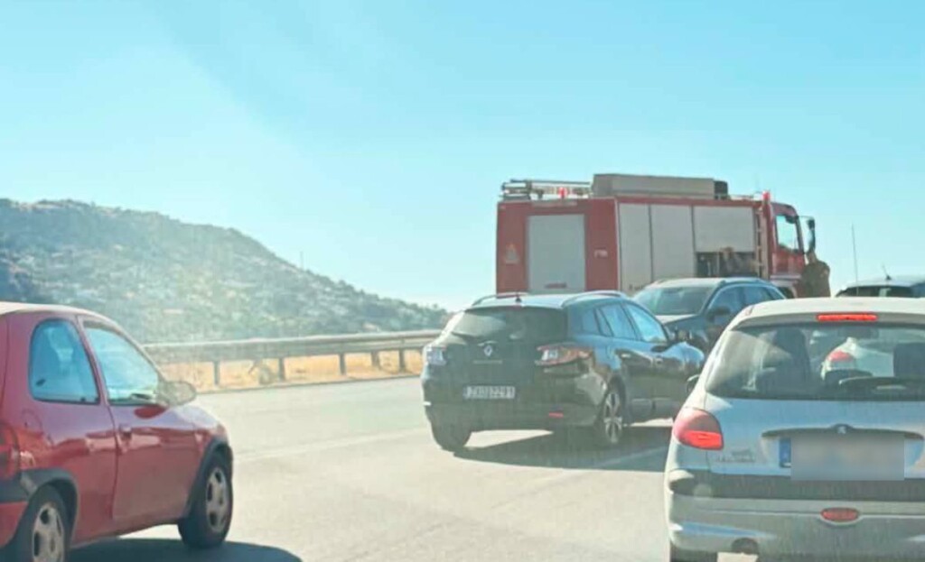 Σφοδρή σύγκρουση δύο οχημάτων στη Λεωφόρο Αθηνών - Σουνίου προκάλεσε χάος στην κυκλοφορία