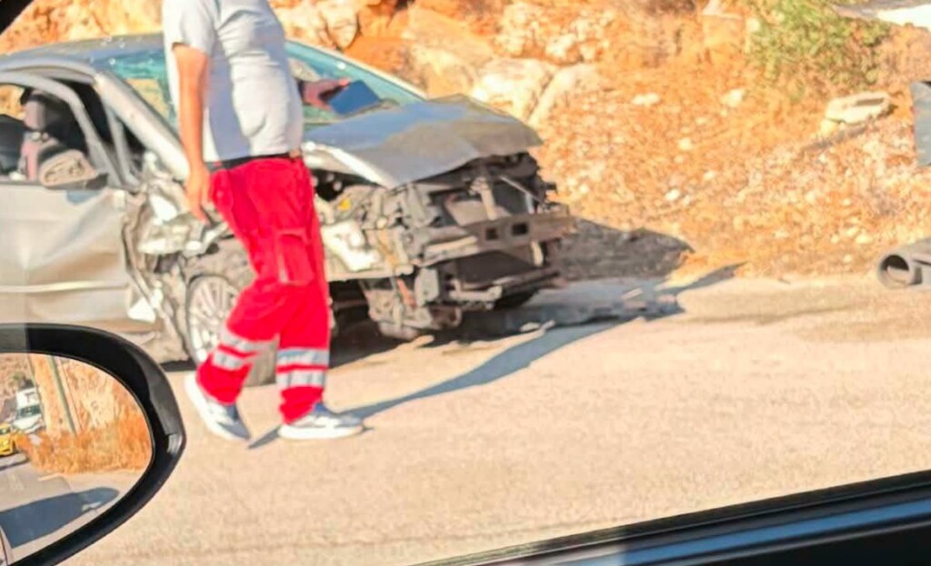 Σφοδρή σύγκρουση δύο οχημάτων στη Λεωφόρο Αθηνών - Σουνίου προκάλεσε χάος στην κυκλοφορία
