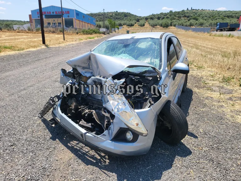 Σφοδρή σύγκρουση ΙΧ με φορτηγό έξω από τη Θήβα: Κρίσιμες ώρες για τον έναν επιβάτη
