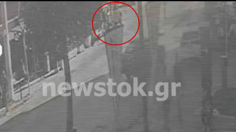 Άγριος ξυλοδαρμός οδηγού λεωφορείου στο Ίλιον επειδή «του έριξε το μηχανάκι» – Δείτε το βίντεο