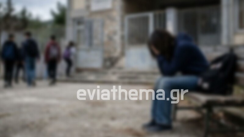 Αδιανόητη βία στο σχολείο στην Εύβοια: Μαθήτριες χτύπησαν άγρια συμμαθήτριά τους – Χειροπέδες και στους γονείς