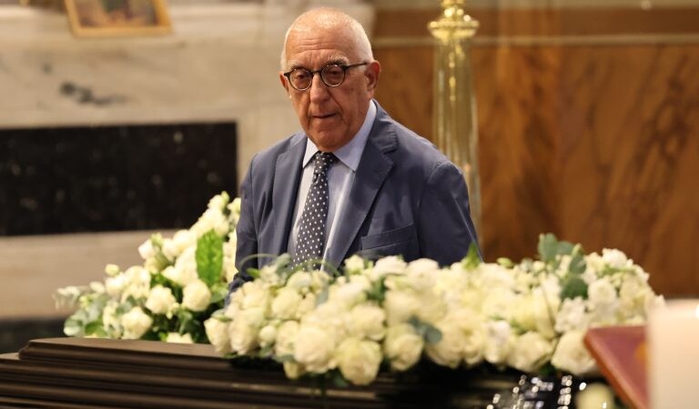 '' Ταξιδιάρα ψυχή και αιώνια έφηβη η Μάρω μας '' - Ο συγκινητικός επικήδειος του Νικήτα Κακλαμάνη - newstok.gr