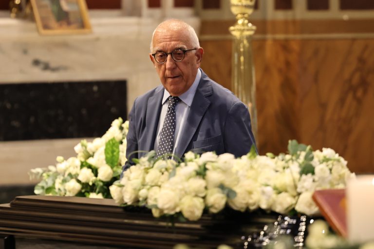 '' Ταξιδιάρα ψυχή και αιώνια έφηβη η Μάρω μας '' - Ο συγκινητικός επικήδειος του Νικήτα Κακλαμάνη - newstok.gr