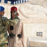 Καύσωνας στην Αθήνα: << Ανάσα δροσιάς >> για τους Εύζωνες - Ακλόνητοι στο καθήκον τους κάτω από τον καυτό ήλιο - newstok.gr