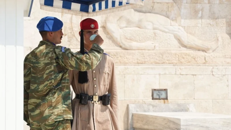 Καύσωνας στην Αθήνα: << Ανάσα δροσιάς >> για τους Εύζωνες - Ακλόνητοι στο καθήκον τους κάτω από τον καυτό ήλιο - newstok.gr