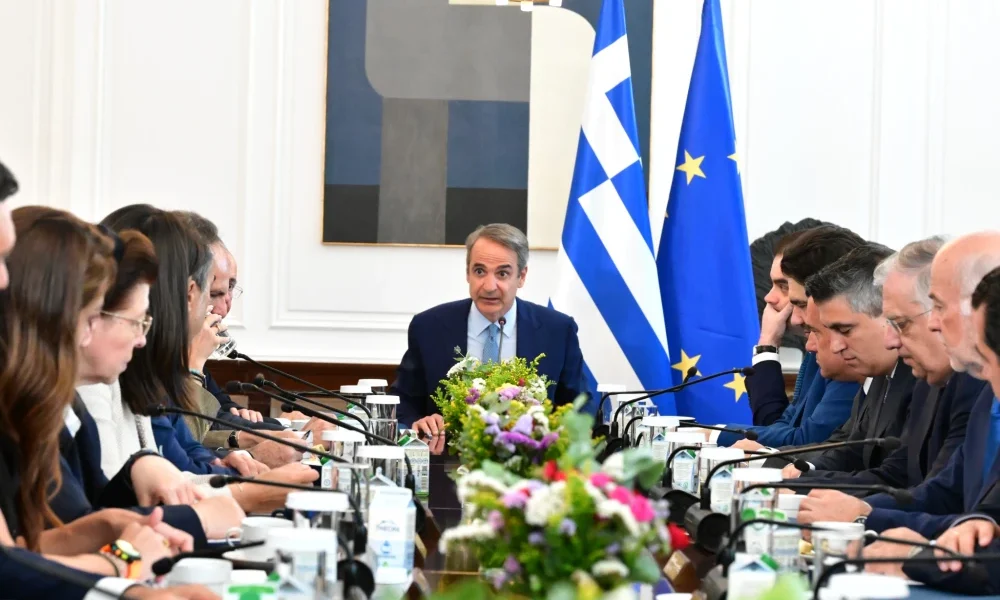 Κυριάκος Μητσοτάκης στο υπουργικό: ” Η πολιτεία τιμά τους δύο πυροσβέστες – Έχουμε μπροστά μας δύσκολες ημέρες ”