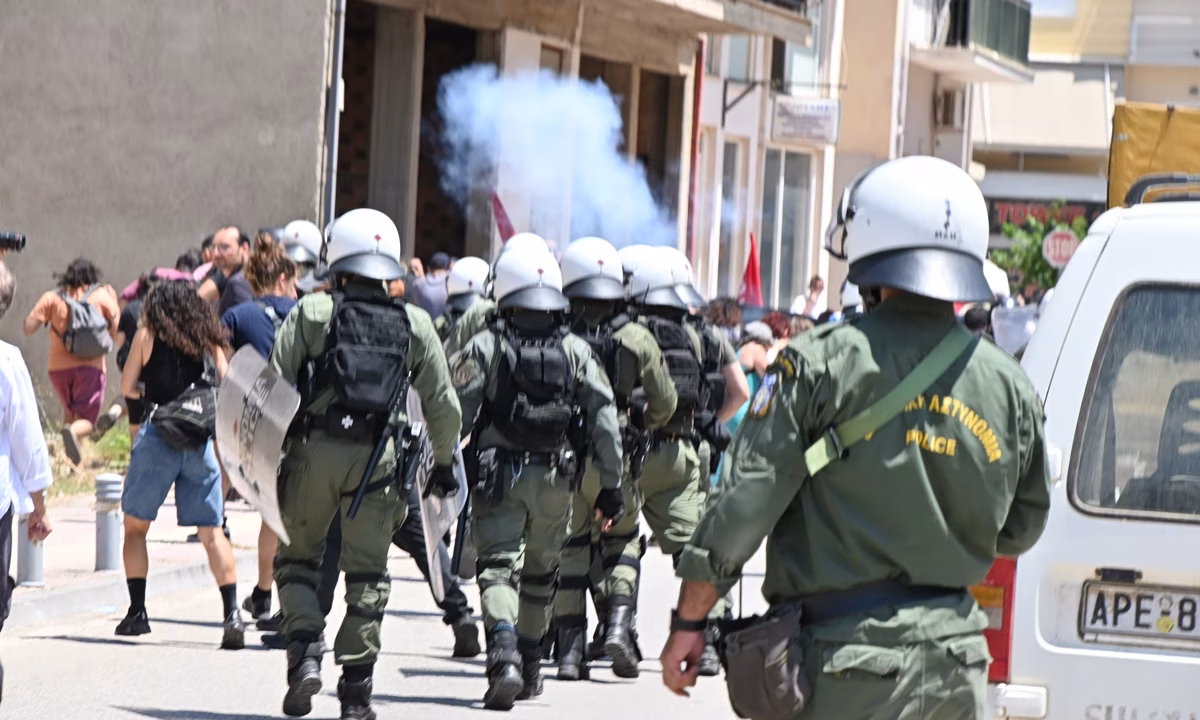 Άργος: Επεισόδια στην πορεία για τον 20χρονο Θοδωρή που τραυματίστηκε θανάσιμα από αστυνομικούς - newstok.gr