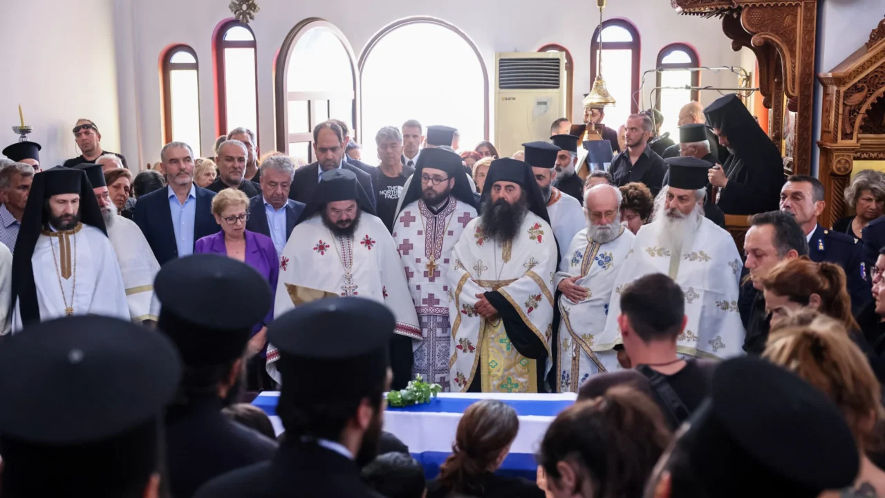 Ρέθυμνο: Σε κλίμα βαθιάς οδύνης η κηδεία του 25χρονου πυροσβέστη που έχασε την ζωή του εν ώρα καθήκοντος - newstok.gr