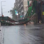 Πειραιάς: Κατέρρευσε σκαλωσιά λόγω των ισχυρών ανέμων - Διακόπηκε η κυκλοφορία του Τραμ - newstok.gr