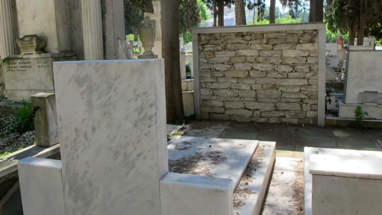 Θεσσαλονίκη: Μετέτρεψε μνήμα συγγενικού του προσώπου σε κρύπτη ναρκωτικών - Συνελήφθη 36χρονος - newstok.gr