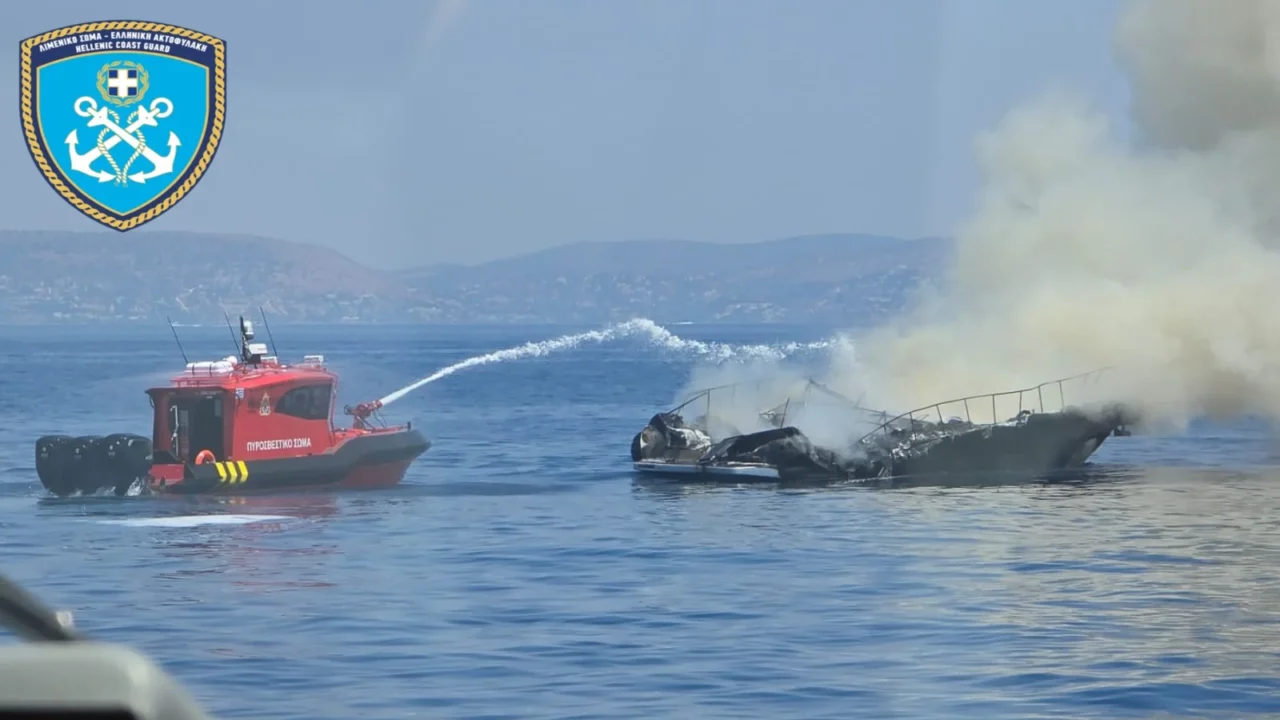 Βυθίστηκε ταχύπλοο που πήρε φωτιά στη Βουλιαγμένη: Σώοι οι 4 επιβαίνοντες