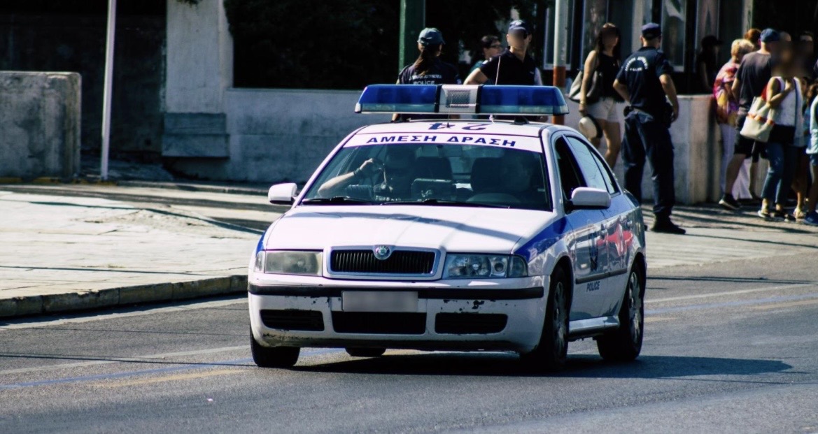 Σπάτα: Χειροπέδες σε τρεις Ρομά για επίθεση σε νοσηλευτές του Κέντρου Υγείας και φθορές στα κρατητήρια 