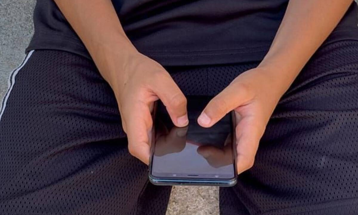 Γαλλία: Καθολική απαγόρευση πρόσβασης στα social media για ανήλικους κάτω των 15 ετών
