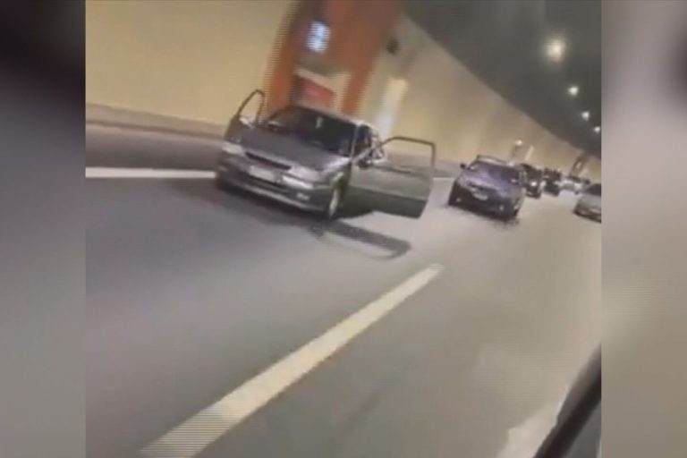 Απίστευτη εικόνα σε σήραγγα: Οδηγός με ανοιχτές πόρτες εν κινήσει και τη μουσική στη διαπασών - newstok.gr