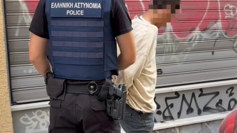 Αθήνα: Επ' αυτοφώρω σύλληψη διαρρήκτη αυτοκινήτου στην Ομόνοια