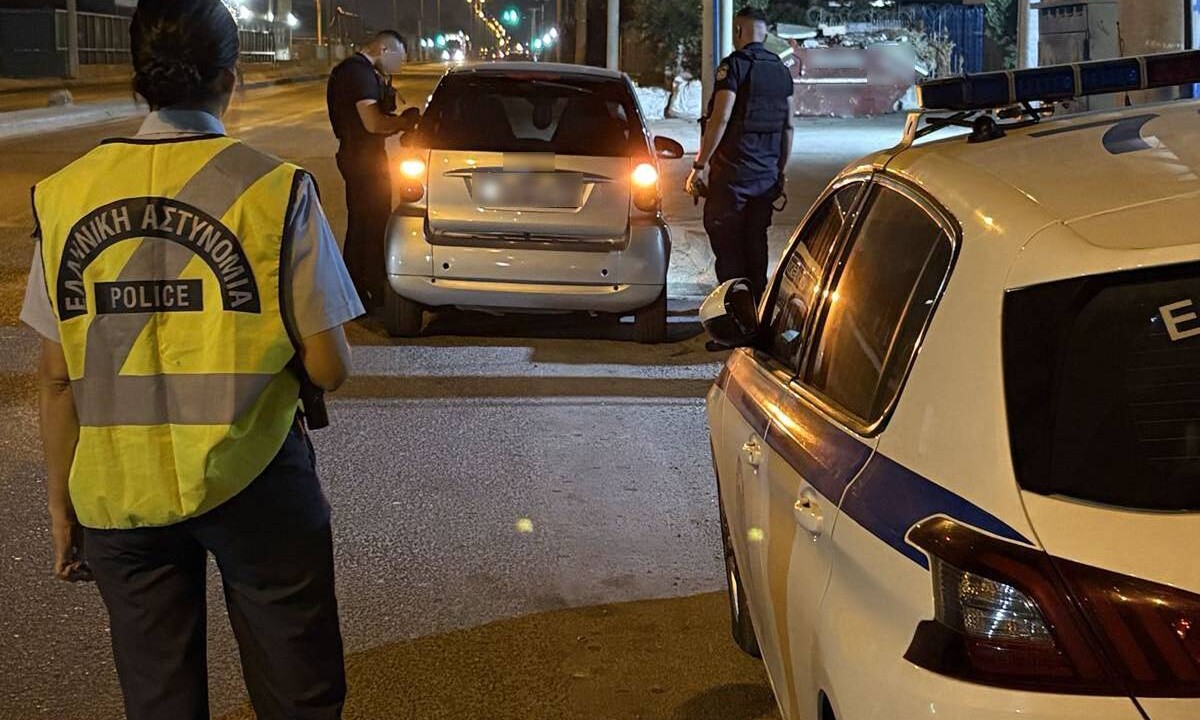Αστυνομική επιχείρηση στη Μάνδρα: Δύο συλλήψεις για όπλα