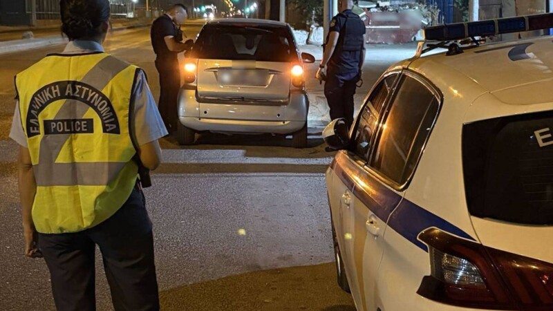 Αστυνομική επιχείρηση στη Μάνδρα: Δύο συλλήψεις για όπλα