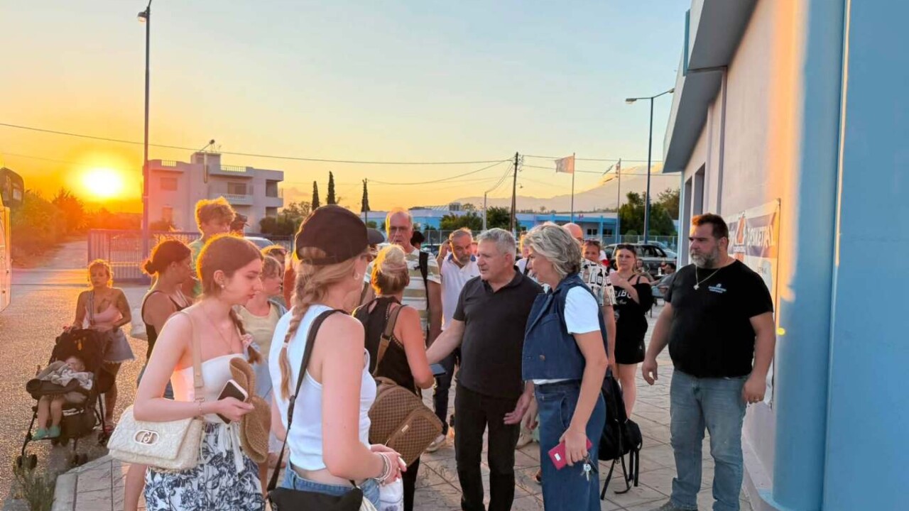 Φωτιά στο Ρέθυμνο: Οργανωμένη απομάκρυνση 2.000 επισκεπτών από την Αγία Γαλήνη προς Τυμπάκι με μήνυμα του 112