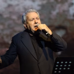 Μανώλης Μητσιάς: Αναγκάστηκε να απαγγείλει τον << Γιάννη τον φονιά >> λόγω απαγόρευσης του γιου του Μάνου Χατζιδάκι - Η αντίδραση του κοινού - newstok.gr