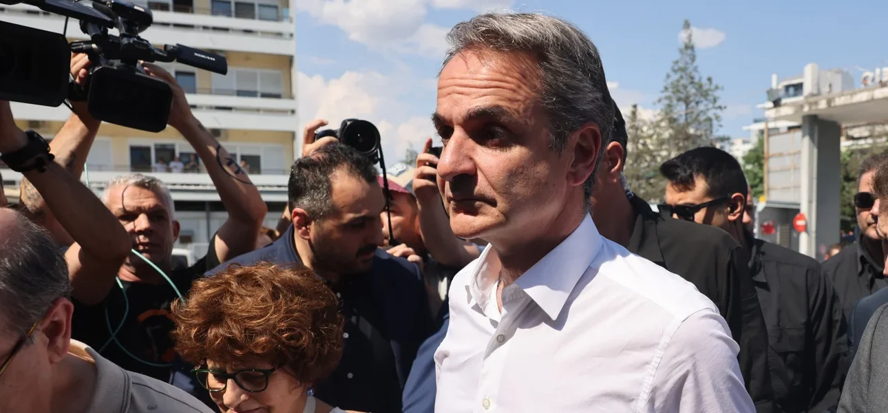 Στο Ιπποκράτειο ο Μητσοτάκης: επισκέφθηκε τους τραυματίες της τριπλής βομβιστικής επίθεσης: “Η βία δεν έχει καμία θέση σε μια οργανωμένη κοινωνία”