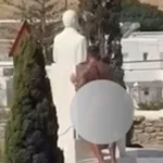 Αδιανόητο σκηνικό στη Μύκονο: Εκατομμυριούχος influencer πόζαρε γυμνός μπροστά στην προτομή του Καραμανλή