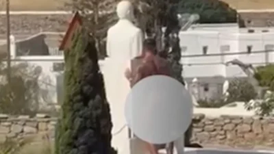 Αδιανόητο σκηνικό στη Μύκονο: Εκατομμυριούχος influencer πόζαρε γυμνός μπροστά στην προτομή του Καραμανλή