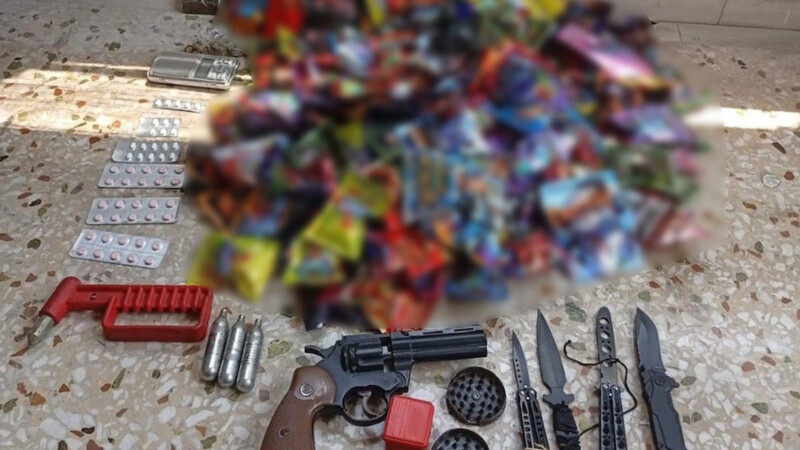 Τυχαίος έλεγχος στην Αθήνα «ξεσκέπασε» δίκτυο διακίνησης: Βρέθηκαν ναρκωτικά, μαχαίρια και σημειωματάριο με πελάτες