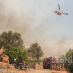 Σε πύρινο κλοιό το Πλωμάρι: Εκκένωση μέσω 112 και 7 μποφόρ
