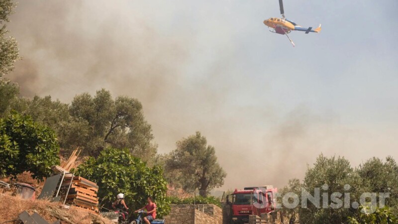 Σε πύρινο κλοιό το Πλωμάρι: Εκκένωση μέσω 112 και 7 μποφόρ