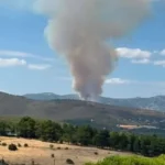Φωτιά στην Οινόη: Το 112 καλεί τους κατοίκους να παραμείνουν σε ετοιμότητα