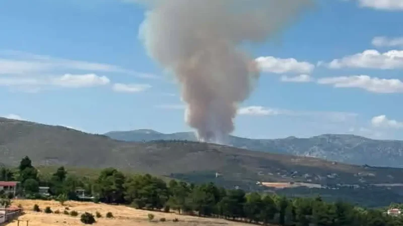 Φωτιά στην Οινόη: Το 112 καλεί τους κατοίκους να παραμείνουν σε ετοιμότητα