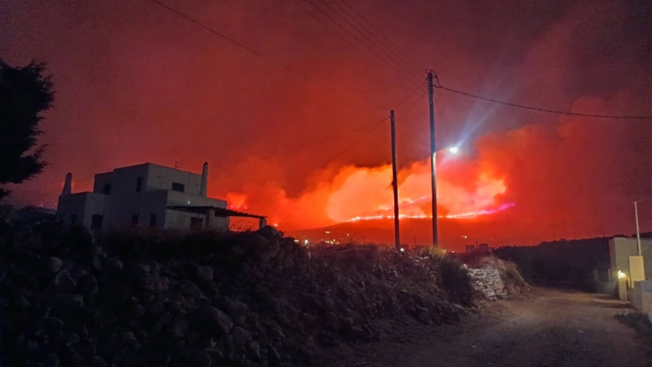 Ολονύχτιος εφιάλτης στην Πάρο: Πυροσβέστες και εθελοντές παλεύουν με τις φλόγες και τα 7 μποφόρ για να σώσουν περιουσίες
